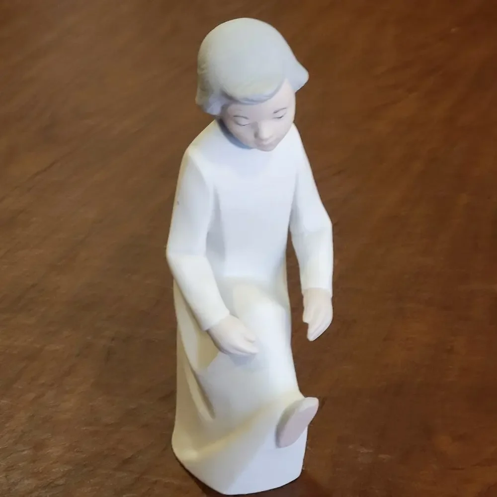 Vintage Rex Valencia porcelain figurine girl in a nightgown Made in Spain